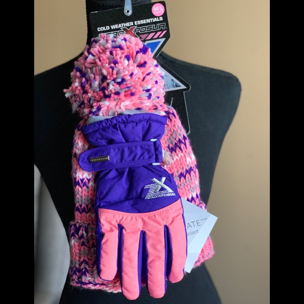 There’s beautiful gloves and hat for